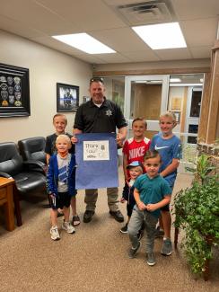 Some Mt. Loafer students deliver a thank you note to Salem PD